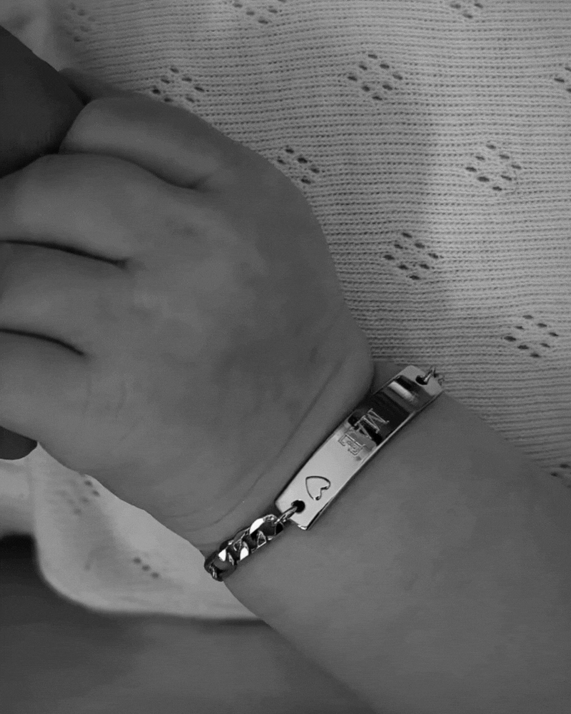 New born baby wearing darling bracelet with engravement 'Mae' by Bluebird Jewellery.