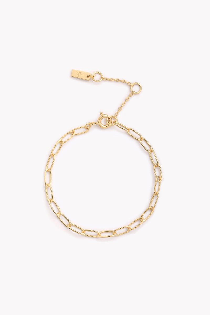 A minimalist gold chain bracelet crafted in fine jewellery style, displayed on a white background to highlight its craftsmanship.