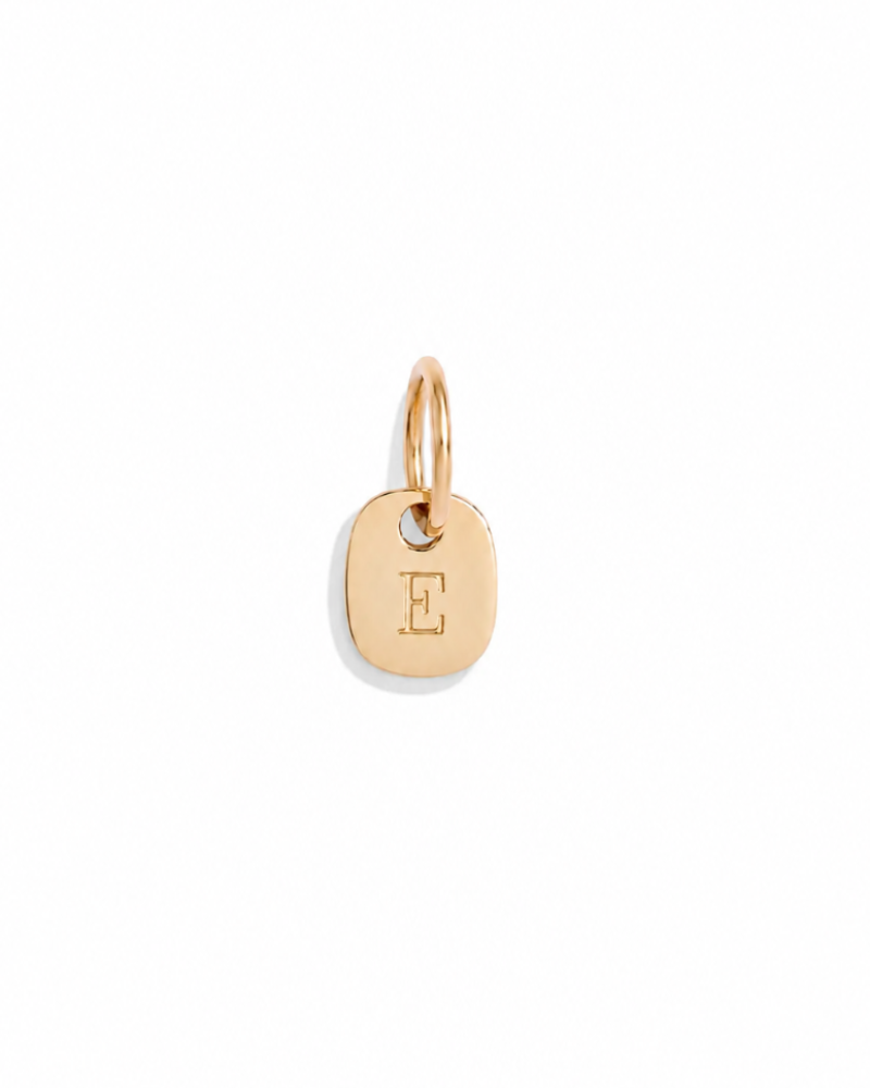 The Bluebird Jewellery Mini Rectangular Pendant combines modern simplicity with timeless charm. Personalised with your chosen initial, it’s designed to be worn elegantly on any necklace, bracelet, or anklet chain.