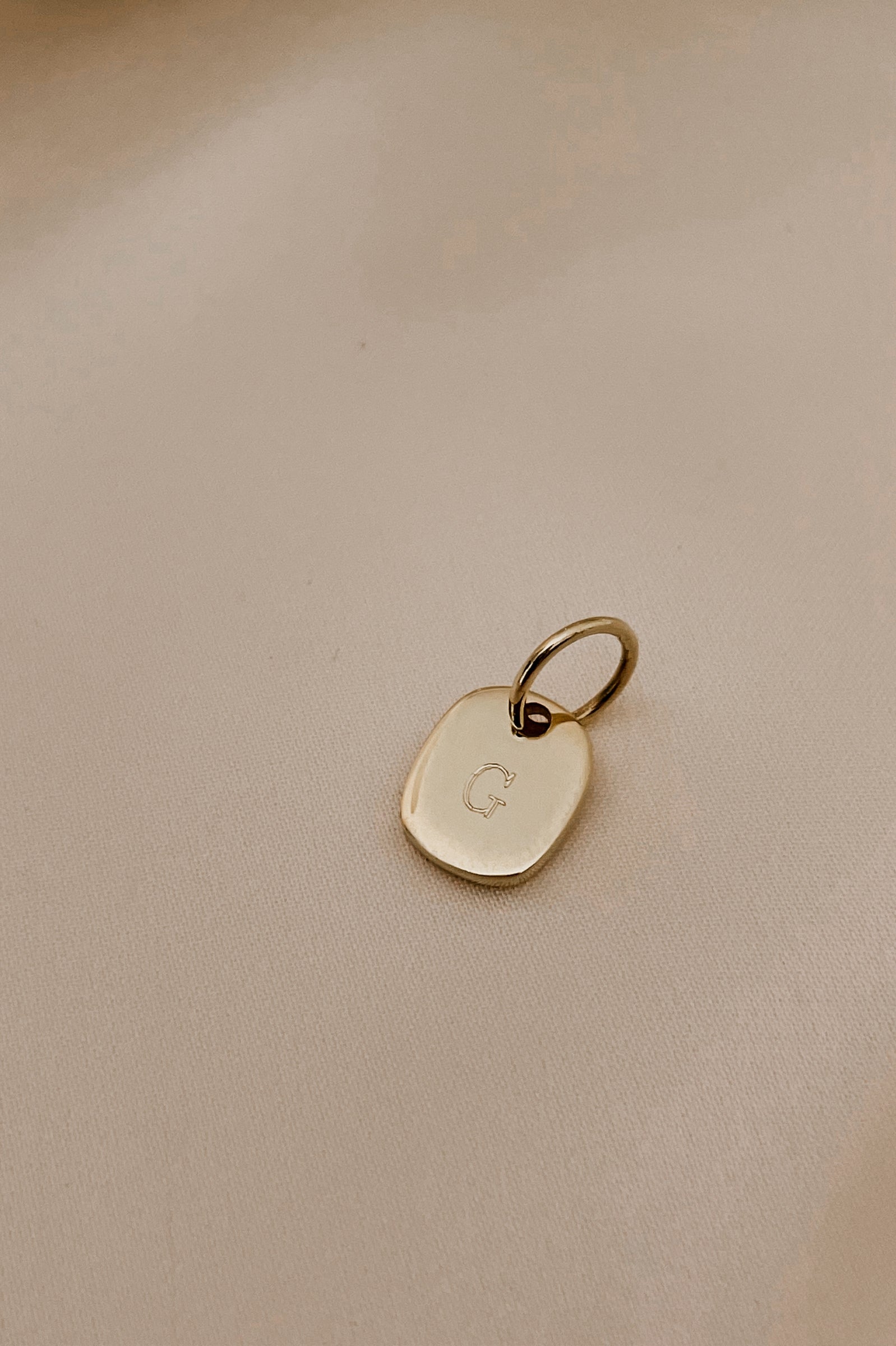 A refined and feminine design, the Rectangular Pendant by Bluebird Jewellery showcases soft curves and a modern minimalist form. Personalised with your chosen initial, it’s designed to be worn elegantly on any necklace, bracelet, or anklet chain.