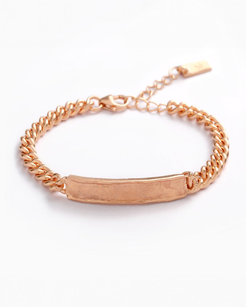 Signature bracelet in rose gold with thick curb chain and engravable plate, ideal for daily wear and personalisation