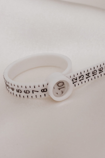 A ring sizer is highlighting the size of the ring loop 