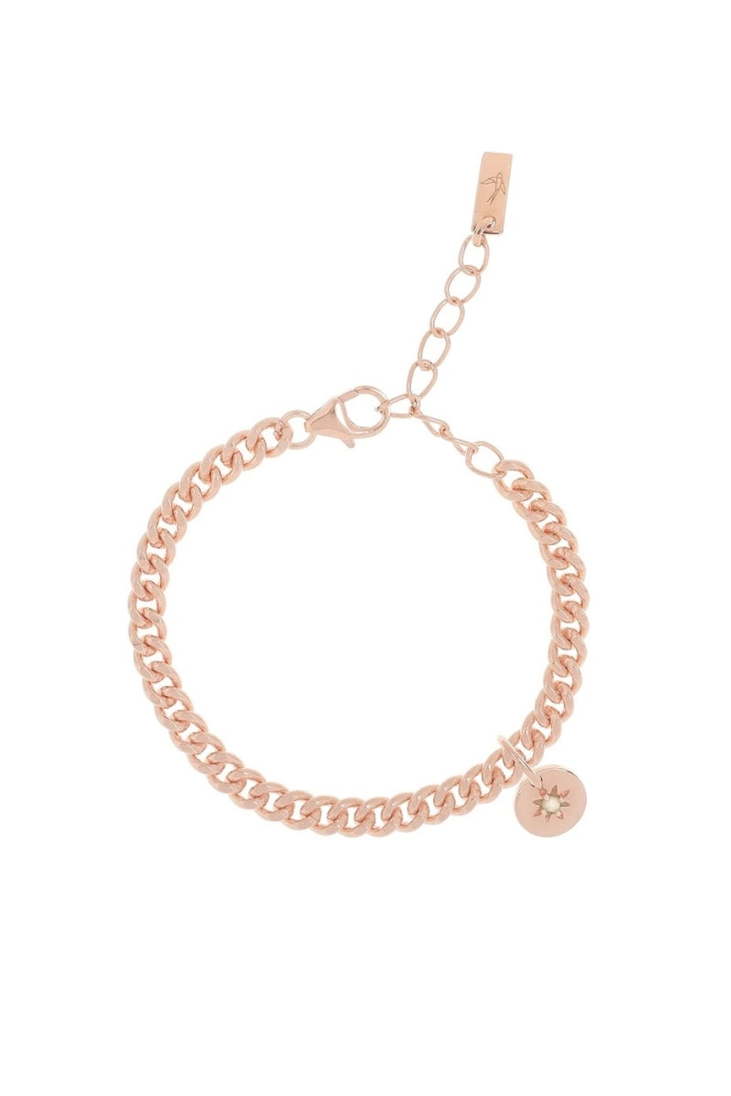 A minimalist rose gold Cuban Link Chain featuring a vintage-inspired pearl pendant, crafted as an elegant fine jewellery piece.