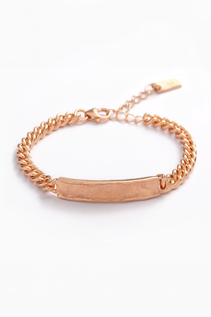 Signature bracelet in rose gold with thick curb chain and engravable plate, ideal for daily wear and personalisation