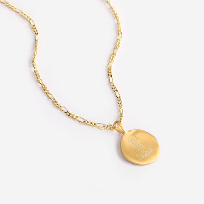 A Signature Necklace in gold with three names engraved on it.